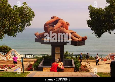 Lima, Pérou - 19 juin 2015 : les amoureux s'embrassent près d'El Beso, une grande sculpture dans le Parque del Amor au bord de l'océan Pacifique dans les Miraflores. Banque D'Images