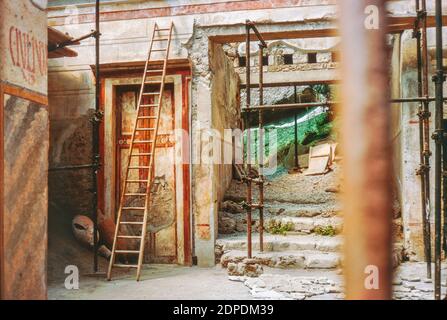 Balayage d'archives des ruines de Pompéi comune détruite par l'éruption du Vésuve en 79. Excavation en cours. Mai 1968. Banque D'Images