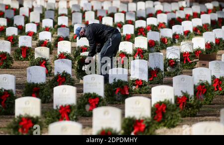 Raleigh, Caroline du Nord, États-Unis. 18 décembre 2020. Des bénévoles ont déposé plus de 5000 couronnes au cours de ces années, des couronnes à travers l'Amérique au cimetière national de Raleigh. En raison des restrictions de la COVID-19, la pose de couronnes était limitée à des groupes de 50 personnes à la fois. Le cimetière, établi en 1865, est l'un des cinq cimetières nationaux établis en 1865 pour fournir des lieux de sépulture aux morts de l'Union. Il comprend près de 6,000 internats sur 7 acres. Des couronnes à travers l'Amérique coordonne des cérémonies de pose de couronnes dans plus de 2,100 endroits à travers les États-Unis, en mer et à l'étranger. (Image de crédit : © Bob Karp/ Banque D'Images