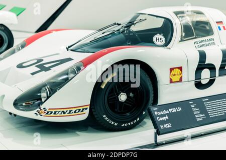 STUTTGART, Allemagne 6 mars 2020 : la Porsche 908 LH coupe №64 au musée Porsche. Banque D'Images