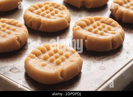 Biscuits au beurre d'arachide prêts pour le four sur la boulangerie rustique feuille Banque D'Images