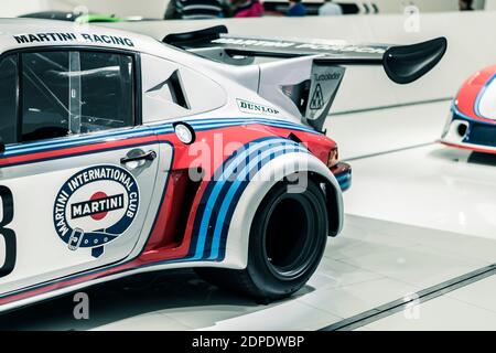 STUTTGART, Allemagne 6 mars 2020 : la Porsche 911 Carrera RSR Turbo 2.1 1974 №8 au musée Porsche. Banque D'Images