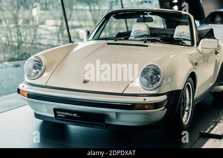 STUTTGART, Allemagne 6 mars 2020 : la Porsche 911 Turbo 3.3 4x4 Cabriolet Studie au musée Porsche. Vue avant Banque D'Images