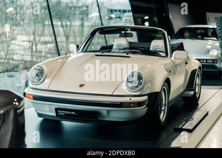 STUTTGART, Allemagne 6 mars 2020 : la Porsche 911 Turbo 3.3 4x4 Cabriolet Studie au musée Porsche. Vue avant Banque D'Images