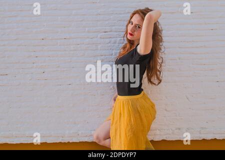 Portrait de jeune fille tendre à tête rouge avec une peau saine à l'estime portant le dessus noir posant avec une expression grave ou pensive. Femme caucasienne Mo Banque D'Images