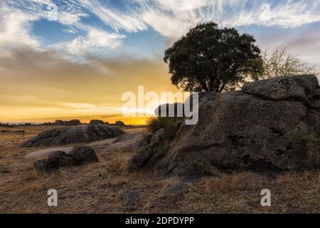 Une belle vue sur le coucher du soleil dans la région naturelle de Barruecos, Espagne Banque D'Images