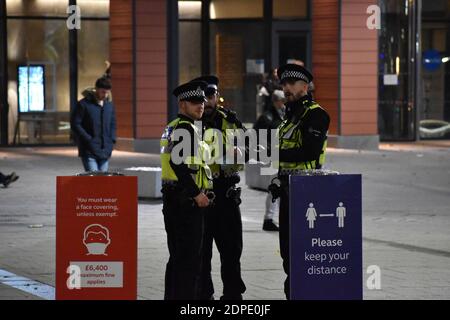 La police britannique des transports se tient à l'extérieur de la gare de Reading, à côté de la tour de la tamise, pendant la soirée COVID-19, avant l'annonce du gouvernement Banque D'Images