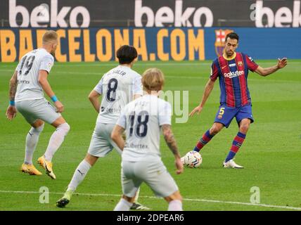 Camp Nou, Barcelone, Catalogne, Espagne. 19 décembre 2020. La Liga football, Barcelone contre Valence; Sergio Busquets joue le ballon dans la boîte de Valence crédit: Action plus Sports/Alamy Live News Banque D'Images