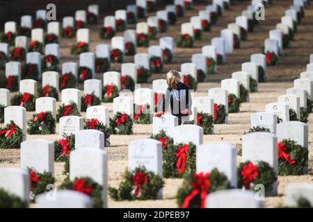 Raleigh, Caroline du Nord, États-Unis. 19 décembre 2020. Des bénévoles ont déposé plus de 5000 couronnes au cours de ces années, des couronnes à travers l'Amérique au cimetière national de Raleigh. En raison des restrictions de la COVID-19, la pose de couronnes était limitée à des groupes de 50 personnes à la fois. Des couronnes à travers l'Amérique coordonne les cérémonies de pose de couronnes dans plus de 2,100 endroits aux États-Unis, en mer et à l'étranger. Crédit : Bob Karp/ZUMA Wire/Alay Live News Banque D'Images