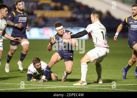 Jamie Shillcock, des Warriors de Worcester, est attaqué par George North (à droite) d'Osprey lors du match Heineken Challenge Cup au Sixways Stadium, Worcester. Banque D'Images