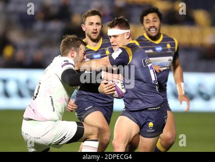 Jamie Shillcock, des Warriors de Worcester, est attaqué par Stephen Myler, d'Osprey (à gauche), lors du match Heineken Challenge Cup au Sixways Stadium, à Worcester. Banque D'Images