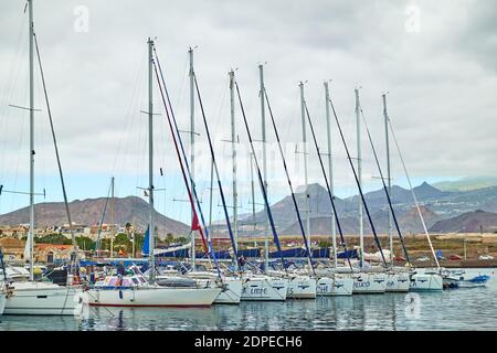 Las Galletas, Tenerife, Espagne - 14 décembre 2019 : Yachts à voile garés à Marina del sur à Las Galletas Banque D'Images