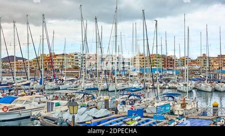 Las Galletas, Tenerife, Espagne - 14 décembre 2019: Beaucoup de yachts à voile à Marina del sur à Las Galletas Banque D'Images