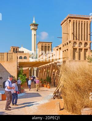 Dubaï, Émirats Arabes Unis - 31 janvier 2020 : touristes dans le quartier historique d'Al Fahidi, dans le Vieux Dubaï, Émirats arabes Unis Banque D'Images