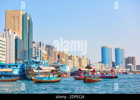 Dubaï, Émirats Arabes Unis - 31 janvier 2020 : la crique de Dubaï avec des abra et des bouées dans le quartier de Deira à Dubaï, Émirats arabes Unis Banque D'Images