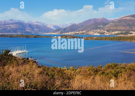 Magnifique paysage méditerranéen d'hiver. Monténégro. Vue sur la baie de Kotor depuis la péninsule de Lustica. Île de Sveti Marko ( Stradioti ) et île de Banque D'Images