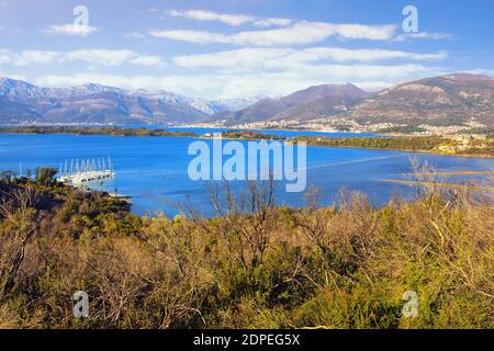 Magnifique paysage méditerranéen d'hiver. Monténégro, Mer Adriatique. Vue sur la baie de Kotor depuis la péninsule de Lustica Banque D'Images