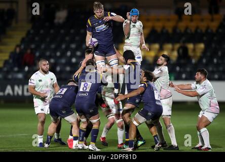 Justin Clegg, des Warriors de Worcester, se lance dans une queue lors du match de la Heineken Challenge Cup au Sixways Stadium, à Worcester. Banque D'Images