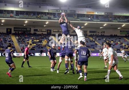 Justin Clegg, des Warriors de Worcester, se lance dans une queue lors du match de la Heineken Challenge Cup au Sixways Stadium, à Worcester. Banque D'Images