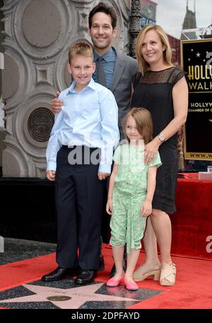 Paul Rudd, posant avec son épouse Julie Yaeger, sa fille Darby Rudd et son fils Jack Sullivan Rudd, est honoré avec la 2 54e étoile sur le Hollywood Walk of Fame devant le théâtre El Capitan le 1er juillet 2015 à Los Angeles, CA, Etats-Unis. Photo de Lionel Hahn/ABACAPRESS.COM Banque D'Images