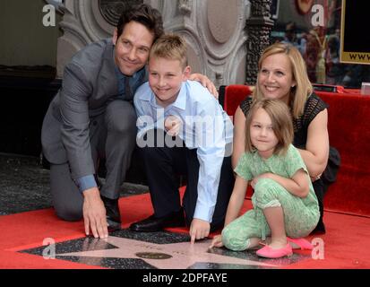 Paul Rudd, posant avec son épouse Julie Yaeger, sa fille Darby Rudd et son fils Jack Sullivan Rudd, est honoré avec la 2 54e étoile sur le Hollywood Walk of Fame devant le théâtre El Capitan le 1er juillet 2015 à Los Angeles, CA, Etats-Unis. Photo de Lionel Hahn/ABACAPRESS.COM Banque D'Images