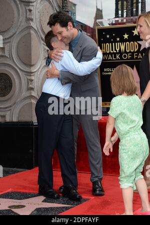 Paul Rudd, posant avec son épouse Julie Yaeger, sa fille Darby Rudd et son fils Jack Sullivan Rudd, est honoré avec la 2 54e étoile sur le Hollywood Walk of Fame devant le théâtre El Capitan le 1er juillet 2015 à Los Angeles, CA, Etats-Unis. Photo de Lionel Hahn/ABACAPRESS.COM Banque D'Images