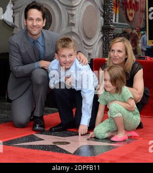 Paul Rudd, posant avec son épouse Julie Yaeger, sa fille Darby Rudd et son fils Jack Sullivan Rudd, est honoré avec la 2 54e étoile sur le Hollywood Walk of Fame devant le théâtre El Capitan le 1er juillet 2015 à Los Angeles, CA, Etats-Unis. Photo de Lionel Hahn/ABACAPRESS.COM Banque D'Images