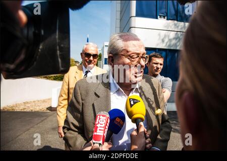 Le fondateur et président honoraire du Front national (FN) d'extrême-droite français Jean-Marie le Pen quitte le siège du parti à Nanterre, en France, le 3 juillet 2015, un jour après l'annulation par le tribunal de sa suspension du parti. Le 2 juillet 2015, un tribunal français a annulé la suspension de Jean-Marie le Pen du Front national d'extrême-droite après qu'il ait été expulsé du parti qu'il avait fondé dans une amère prise avec sa fille. Le tribunal a ordonné au parti de « réenregistrer » les membres et le poste de président honoraire de le Pen deux mois après qu'il ait été renversé par sa fille Marine, qui dirige maintenant la partie Banque D'Images