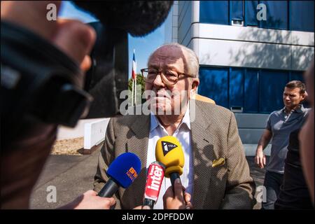 Le fondateur et président honoraire du Front national (FN) d'extrême-droite français Jean-Marie le Pen quitte le siège du parti à Nanterre, en France, le 3 juillet 2015, un jour après l'annulation par le tribunal de sa suspension du parti. Le 2 juillet 2015, un tribunal français a annulé la suspension de Jean-Marie le Pen du Front national d'extrême-droite après qu'il ait été expulsé du parti qu'il avait fondé dans une amère prise avec sa fille. Le tribunal a ordonné au parti de « réenregistrer » les membres et le poste de président honoraire de le Pen deux mois après qu'il ait été renversé par sa fille Marine, qui dirige maintenant la partie Banque D'Images