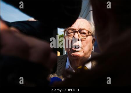 Le fondateur et président honoraire du Front national (FN) d'extrême-droite français Jean-Marie le Pen quitte le siège du parti à Nanterre, en France, le 3 juillet 2015, un jour après l'annulation par le tribunal de sa suspension du parti. Le 2 juillet 2015, un tribunal français a annulé la suspension de Jean-Marie le Pen du Front national d'extrême-droite après qu'il ait été expulsé du parti qu'il avait fondé dans une amère prise avec sa fille. Le tribunal a ordonné au parti de « réenregistrer » les membres et le poste de président honoraire de le Pen deux mois après qu'il ait été renversé par sa fille Marine, qui dirige maintenant la partie Banque D'Images