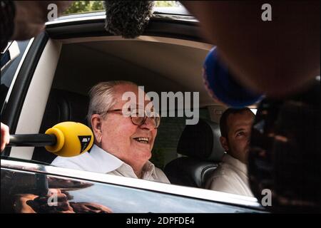 Le fondateur et président honoraire du Front national (FN) d'extrême-droite français Jean-Marie le Pen quitte le siège du parti à Nanterre, en France, le 3 juillet 2015, un jour après l'annulation par le tribunal de sa suspension du parti. Le 2 juillet 2015, un tribunal français a annulé la suspension de Jean-Marie le Pen du Front national d'extrême-droite après qu'il ait été expulsé du parti qu'il avait fondé dans une amère prise avec sa fille. Le tribunal a ordonné au parti de « réenregistrer » les membres et le poste de président honoraire de le Pen deux mois après qu'il ait été renversé par sa fille Marine, qui dirige maintenant la partie Banque D'Images