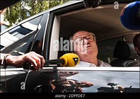 Le fondateur et président honoraire du Front national (FN) d'extrême-droite français Jean-Marie le Pen quitte le siège du parti à Nanterre, en France, le 3 juillet 2015, un jour après l'annulation par le tribunal de sa suspension du parti. Le 2 juillet 2015, un tribunal français a annulé la suspension de Jean-Marie le Pen du Front national d'extrême-droite après qu'il ait été expulsé du parti qu'il avait fondé dans une amère prise avec sa fille. Le tribunal a ordonné au parti de « réenregistrer » les membres et le poste de président honoraire de le Pen deux mois après qu'il ait été renversé par sa fille Marine, qui dirige maintenant la partie Banque D'Images