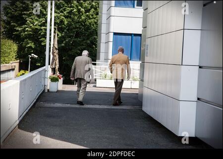 Le fondateur et président honoraire du Front national (FN) d'extrême-droite français Jean-Marie le Pen quitte le siège du parti à Nanterre, en France, le 3 juillet 2015, un jour après l'annulation par le tribunal de sa suspension du parti. Le 2 juillet 2015, un tribunal français a annulé la suspension de Jean-Marie le Pen du Front national d'extrême-droite après qu'il ait été expulsé du parti qu'il avait fondé dans une amère prise avec sa fille. Le tribunal a ordonné au parti de « réenregistrer » les membres et le poste de président honoraire de le Pen deux mois après qu'il ait été renversé par sa fille Marine, qui dirige maintenant la partie Banque D'Images