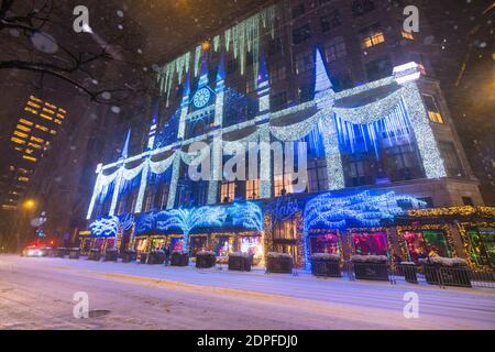 Spectacle des lumières de Noël de Saks 5th Avenue pendant une tempête de neige au cœur de COVID-19 NYC Banque D'Images