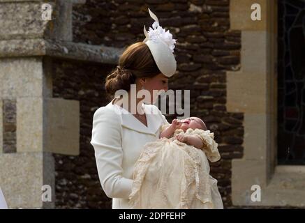 La duchesse de Cambridge porte la princesse Charlotte lorsqu'elle arrive à l'église Sainte-Marie-Madeleine à Sandringham, Norfolk, Royaume-Uni le 5 juillet 2015, alors que la princesse Charlotte sera baptisée devant la reine et sa famille proche. Photo de Matt Dunham/PA Wire/ABACAPRESS.COM Banque D'Images