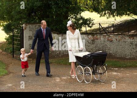 Le duc et la duchesse de Cambridge avec le prince George et la princesse Charlotte alors qu'ils quittent l'église Sainte-Marie-Madeleine à Sandringham, Norfolk, Royaume-Uni, le 5 juillet 2015, alors que la princesse Charlotte sera baptisée devant la reine et sa famille proche. Photo de Matt Dunham/PA Wire/ABACAPRESS.COM Banque D'Images