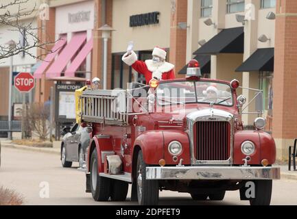 Genève, Illinois, États-Unis. 19 décembre 2020. Le Père Noël a fait sa dernière apparition au centre commercial de Geneva Commons en montant un camion d'incendie à Genève, dans l'Illinois, le samedi 19 décembre 2020. Crédit : Mark Black/ZUMA Wire/Alamy Live News Banque D'Images