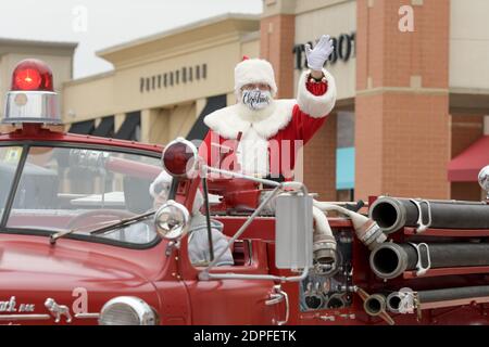 Genève, Illinois, États-Unis. 19 décembre 2020. Le Père Noël a fait sa dernière apparition au centre commercial de Geneva Commons en montant un camion d'incendie à Genève, dans l'Illinois, le samedi 19 décembre 2020. Crédit : Mark Black/ZUMA Wire/Alamy Live News Banque D'Images