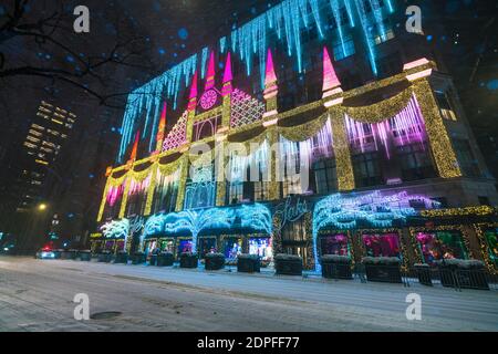 Spectacle des lumières de Noël de Saks 5th Avenue pendant une tempête de neige au cœur de COVID-19 NYC Banque D'Images