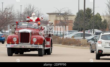 Genève, Illinois, États-Unis. 19 décembre 2020. Le Père Noël a fait sa dernière apparition au centre commercial de Geneva Commons en montant un camion d'incendie à Genève, dans l'Illinois, le samedi 19 décembre 2020. Crédit : Mark Black/ZUMA Wire/Alamy Live News Banque D'Images