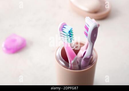 Support avec brosses à dents sur la table dans la salle de bains Banque D'Images