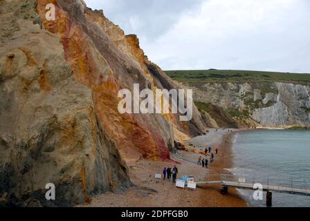 Partie de la plage et des sables multicolores dans les falaises, Alum Bay, île de Wight, Angleterre Banque D'Images