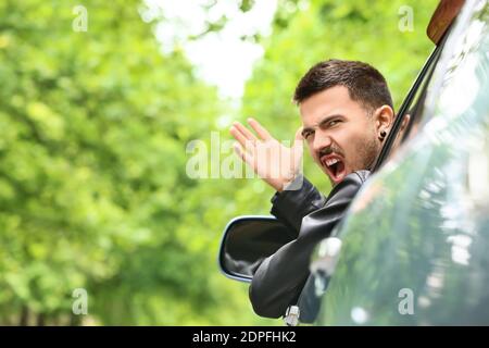 Homme émotionnel dans une voiture moderne Banque D'Images