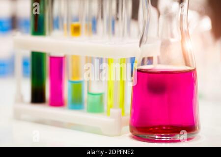 Les produits chimiques de laboratoire tubes à essai en verre avec un liquide pour l'analyse médicale, pharmaceutique et , recherche scientifique concept. Banque D'Images