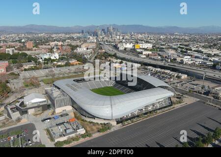 Vue générale sur le banc de Californie Stadium et les gratte-ciel du centre-ville, le samedi 19 décembre 2020, à Los Angeles. Le stade accueille l'équipe de football MLS Banque D'Images