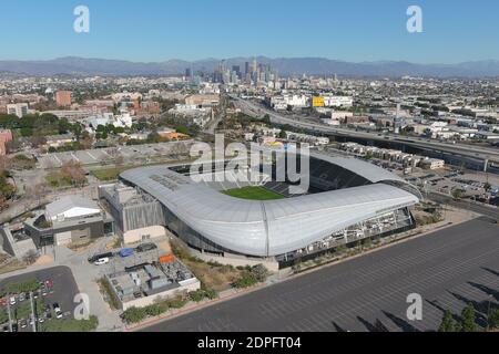 Vue générale sur le banc de Californie Stadium et les gratte-ciel du centre-ville, le samedi 19 décembre 2020, à Los Angeles. Le stade accueille l'équipe de football MLS Banque D'Images