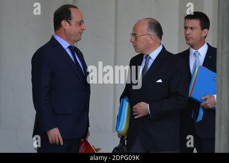 Le président français François Hollande, le Premier ministre Manuel Valls et le ministre de l'intérieur Bernard Cazeneuve ont photographié après la réunion hebdomadaire du cabinet à l'Elysée à Paris, en France, le 15 juillet 2015. Photo de Christian Liewig/ABACAPRESS.COM Banque D'Images