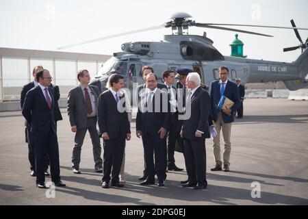 Le président français François Hollande, le président mexicain Enrique Pena Nieto et le président de la région PACA Michel Vauzelle arrivent pour une visite du navire de formation mexicain « Cuauhtemoc » amarré au musée MuCEM à Marseille, dans le sud de la France, le 15 juillet 2015. Le président Pena Nieto effectue une visite d'État de quatre jours en France. Photo de Franck Bessiere/ABACAPRESS.COM Banque D'Images