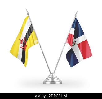 Drapeaux de table de la République dominicaine et du Brunei isolés sur la 3D blanche rendu Banque D'Images