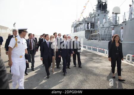 Le président français François Hollande, le président mexicain Enrique Pena Nieto et le président de la région PACA Michel Vauzelle arrivent pour une visite du navire de formation mexicain « Cuauhtemoc » amarré au musée MuCEM à Marseille, dans le sud de la France, le 15 juillet 2015. Le président Pena Nieto effectue une visite d'État de quatre jours en France. Photo de Franck Bessiere/ABACAPRESS.COM Banque D'Images